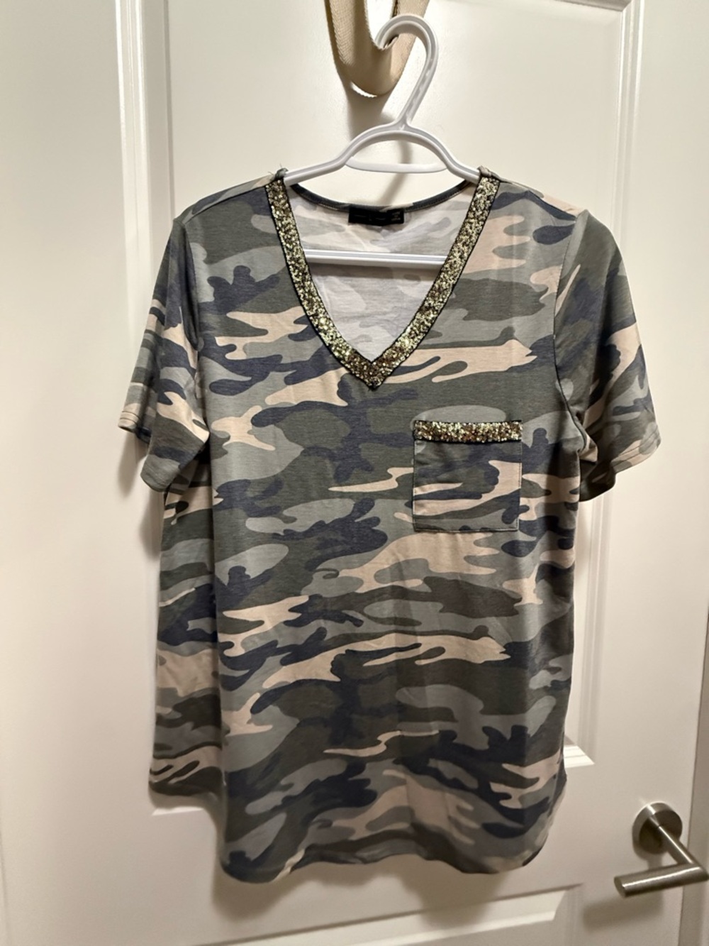 Sequin Trim Camo V-Neck Short Sleeve Tee - Gray/Olive